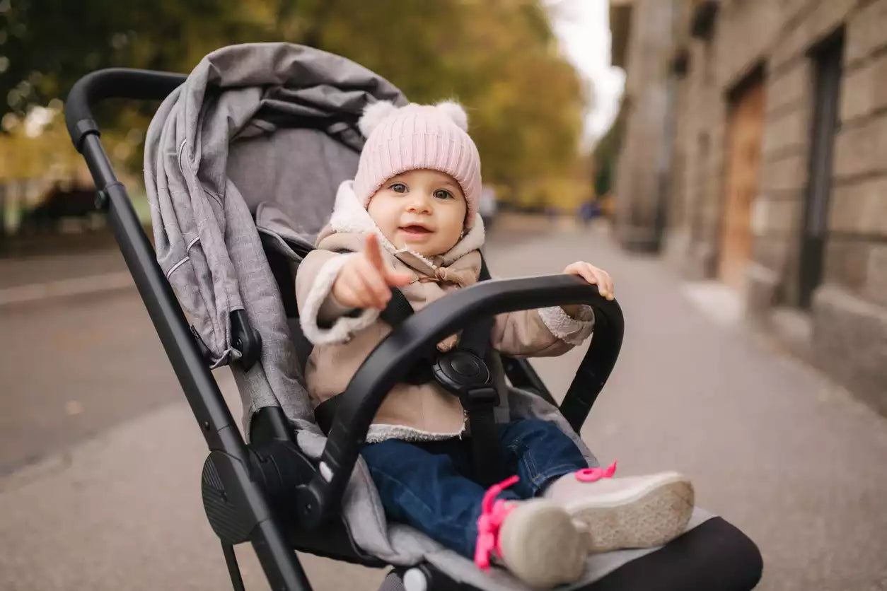 bébé dans poussette