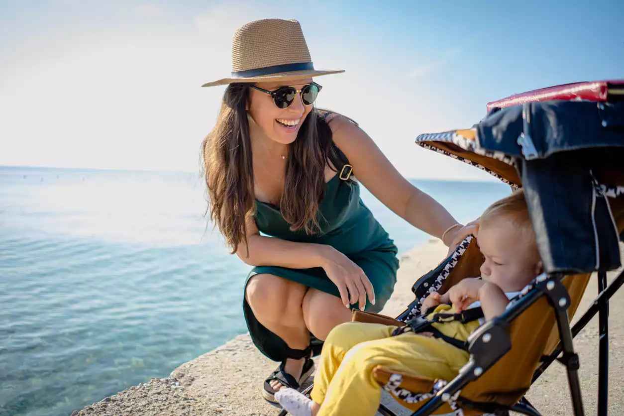 Maman avec bébé dans poussette